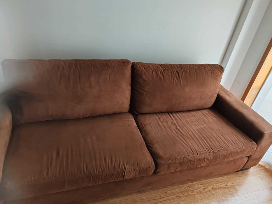 Vendo sofá em veludo castanho em bom estado de 3 lugares na zona de Gondomar, com urgência 150 euros negociaveis