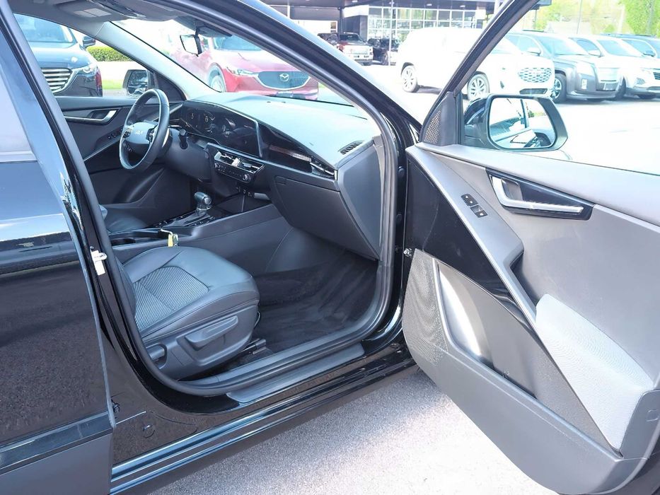 Kia Niro EX Hybrid      2023