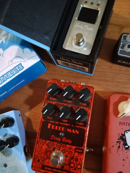 Varios pedais de guitarra.