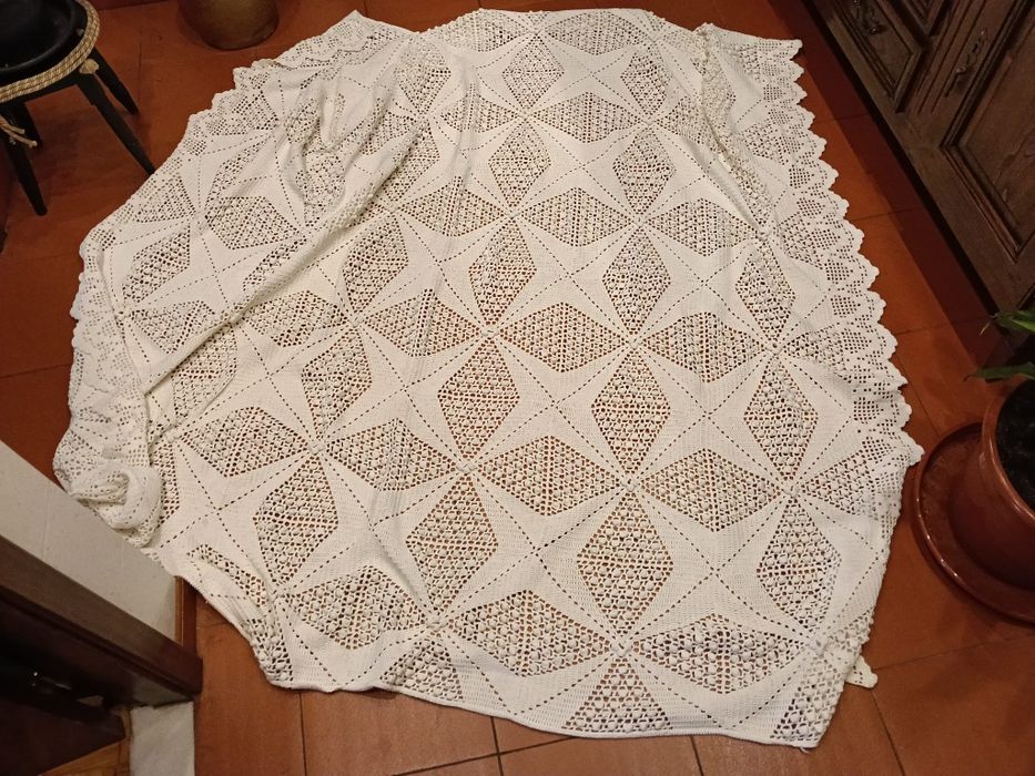 Colcha de renda usada ,linhas n.6 ,como nova
