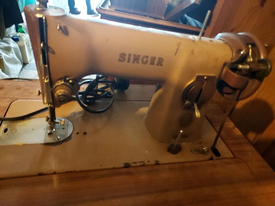 Máquina  de costura a funcionar em pleno peça antiga paea estar em exp