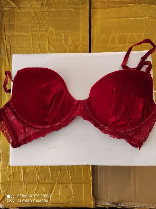 Biustonosz aksamitny firmy ASOS 30D(65D) dzień kobiet