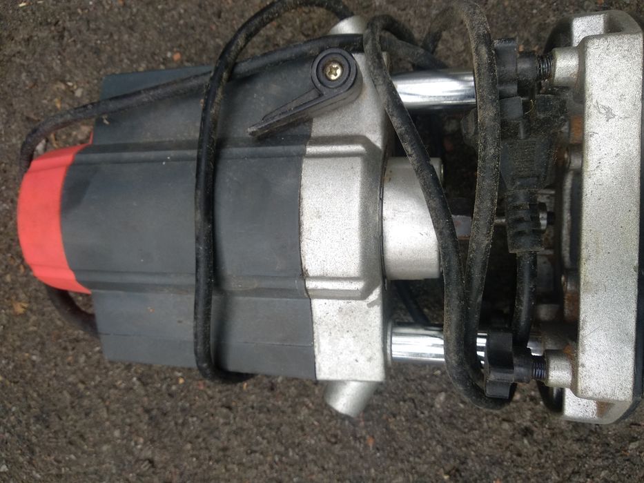 Продам фрезерный станок Dornn ER-1000 по дереву.