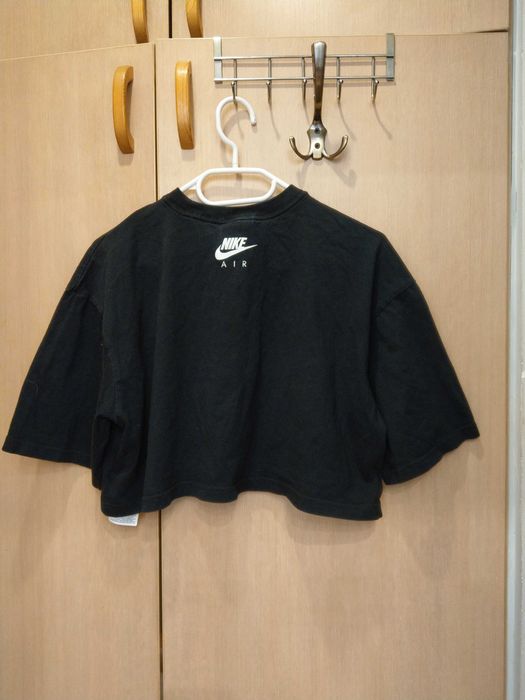 crop top  Nike central logo