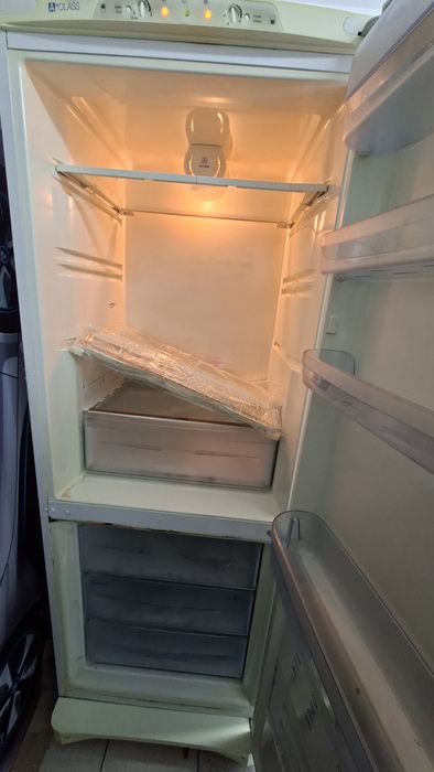 Холодильник Indesit під відновлення