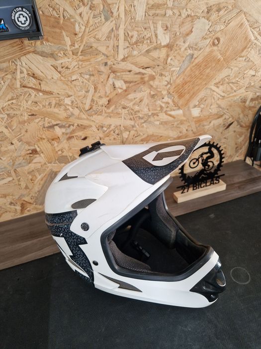 Capacete sixsixone
