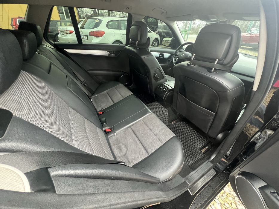 Дуже гарний стан , всі деталі по телефону