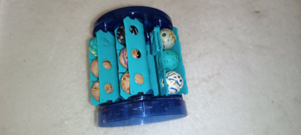 Antigo BakuRack com bolas bakugan