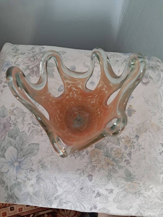 Piękna forma artystycznego szkła ,, Chusta "