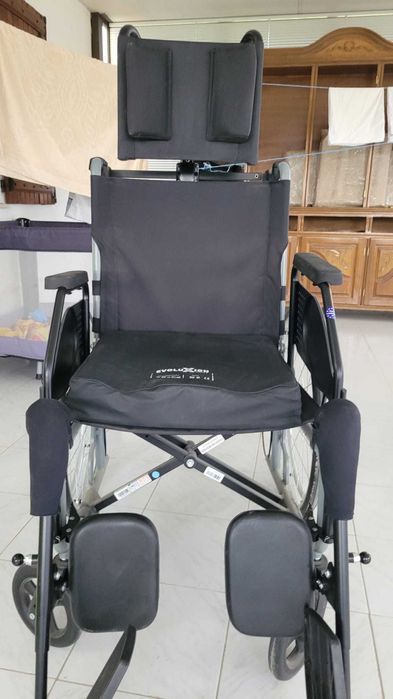 Cadeira de rodas com apoio cabeça