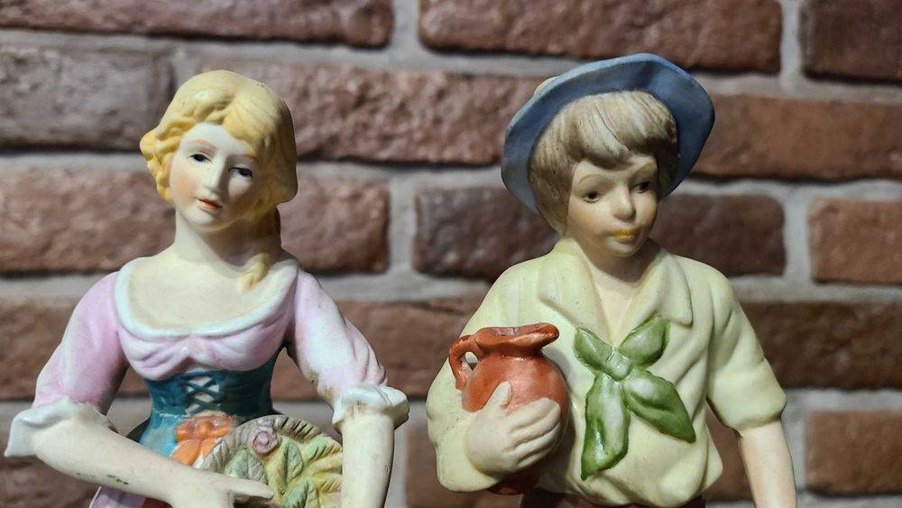 Пара порцелянових статуеток