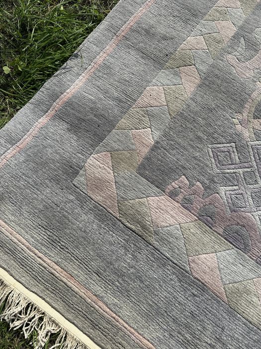 Duży, bardzo ciężki dywan o wymiarach 300x250 cm. Ręcznie tkany.