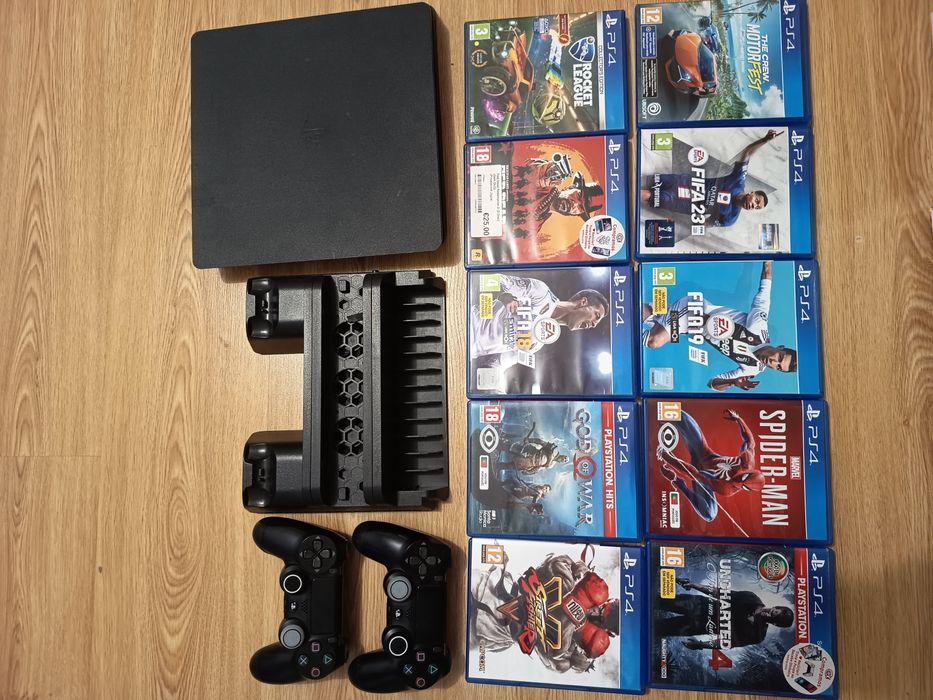 PS4 Slim 1TB + 2 Comandos + 9 Jogos + Base de Arrefecimento