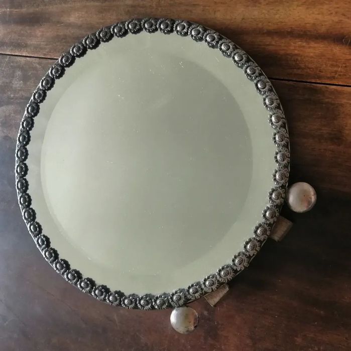 Espelho redondo antigo de comida c/ 21cm de diâmetro e rebordo  florido de prata. de prata