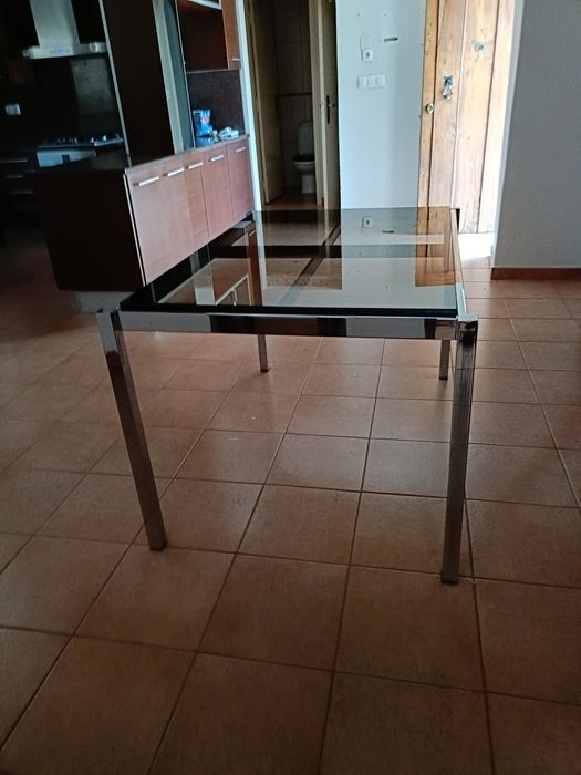 Mesa de vidro para 6 lugares com 4 cadeiras