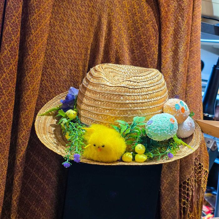 Chapéu Decorativo Páscoa em Palha com Pintainho, Ovos e Flores