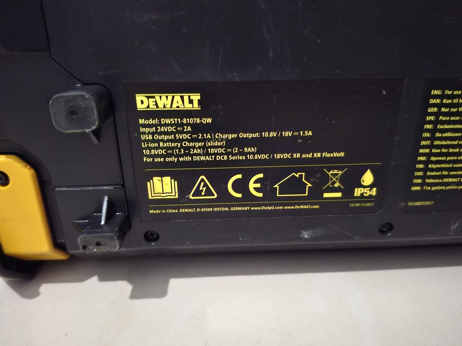 Зарядний пристрій - радіоприймач DeWALT DWST1