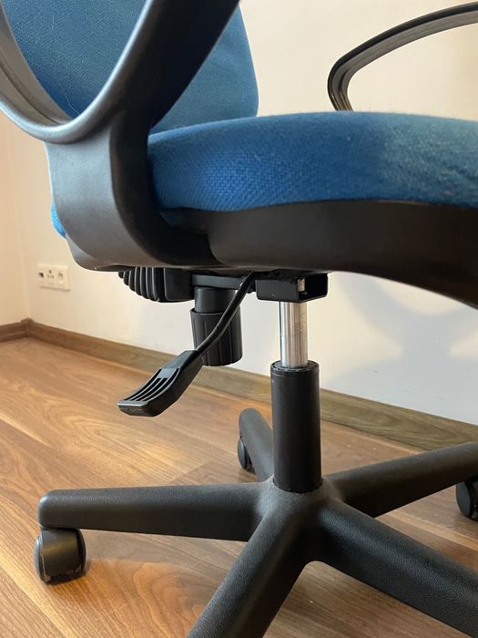 Krzesło obrotowe na kółkach