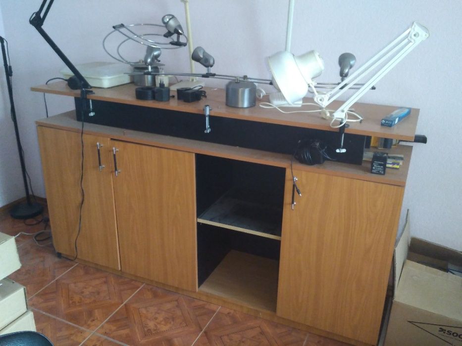 Стол специальный демонстрационный с надстройкой.Срочно.