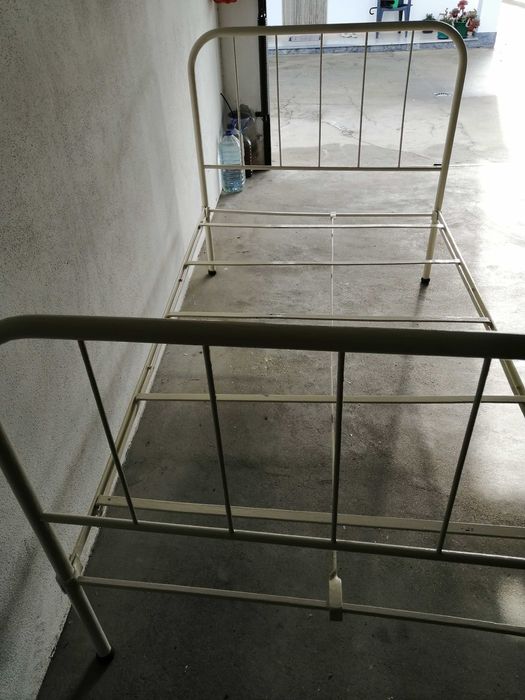 Cama de ferro cor creme