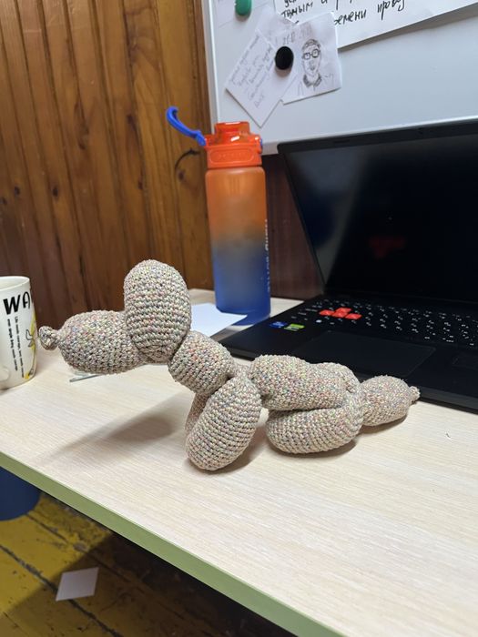 Вязаная игрушка. Собака из шариков. Собака Джефри Кунса.