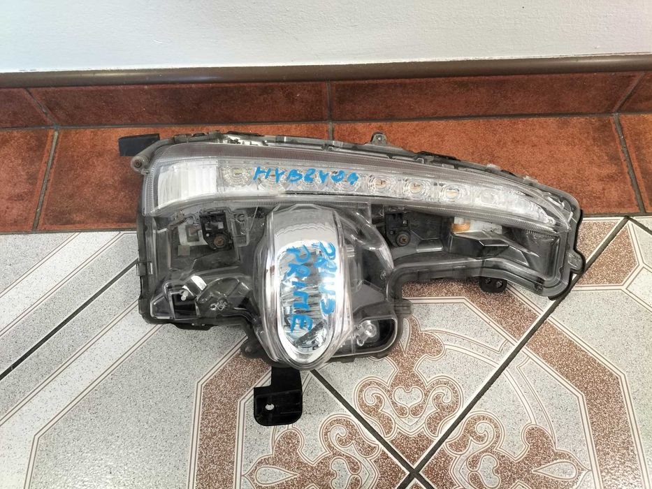 Toyota Prius Prime halogen LED prawy