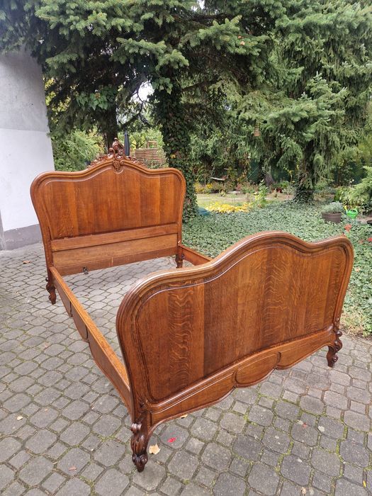 Piękna dębowa rama łóżka