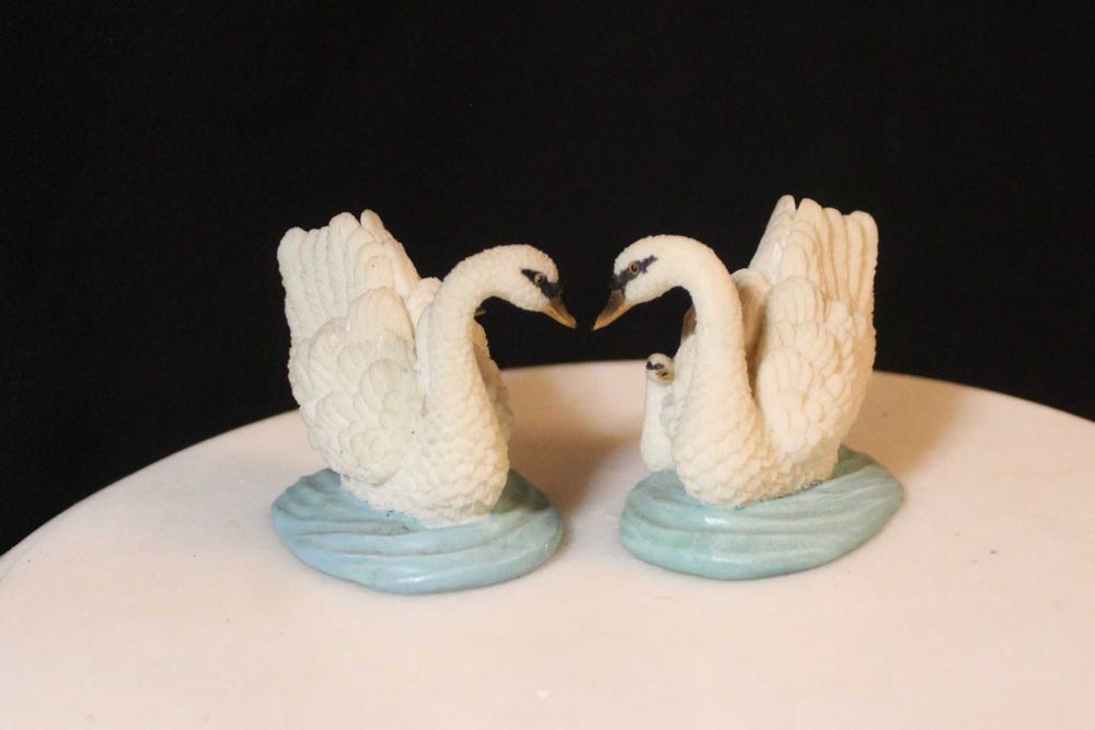 Cisnes dos anos 80, ave aquática, lago, natureza, estatuetas, pássaros