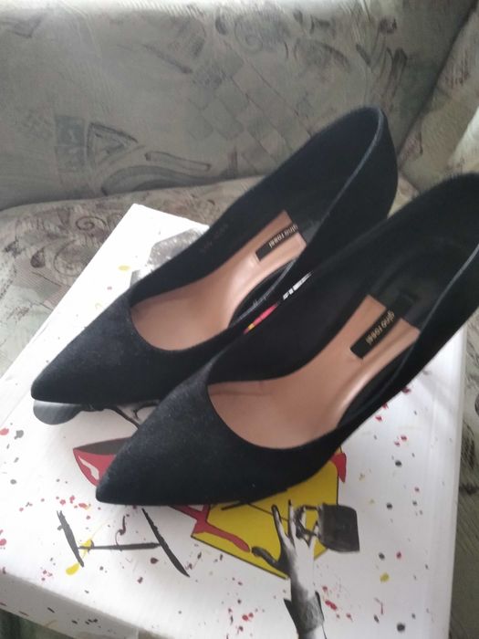 Туфлі замшеві . Розмір 40 Кожа на  підошві та в середині. Каблук 9 см.