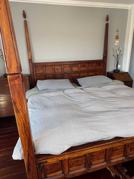 Cama de madeira maciça de design da MARINA Furniture, no Dubai
