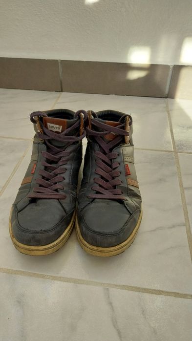 Ténis Levi's em pele