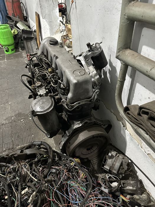 Двигун ом 617 з нввісним, є коробка передач(КПП) до нього,тнвд все ок.