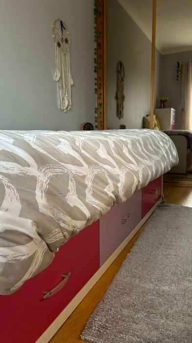 Cama com colchão e camiseiro