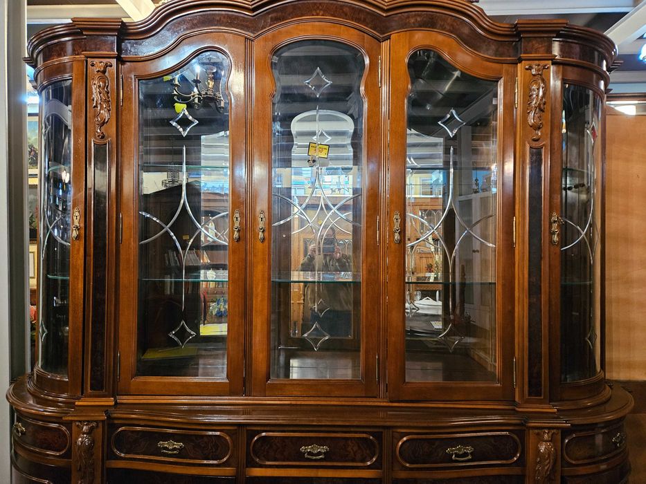 Móvel de sala em madeira, fundo em espelho e prateleiras em vidro -