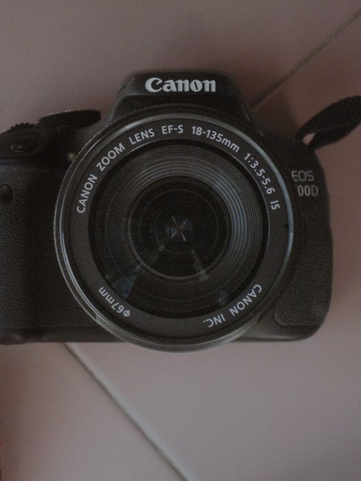 Canon eos 600D + objectiva EF-S 18-135mm f3.5-5.6 + carregadores