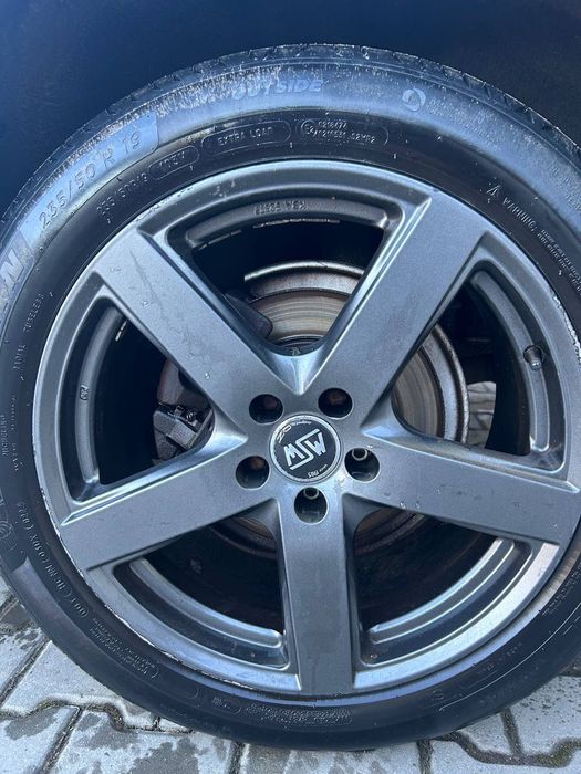 Надійний повнопривідний кросовер Audi Q5 Quattro