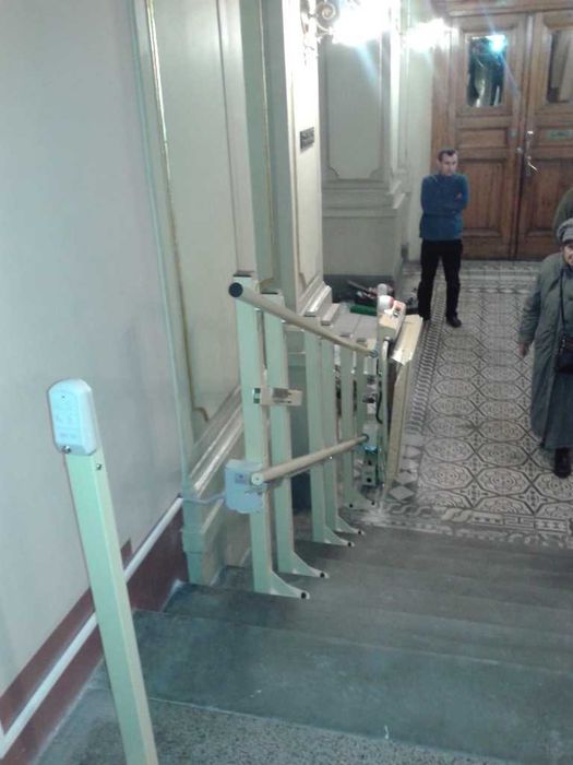 Підіймальна прямолінійна присходова платформа