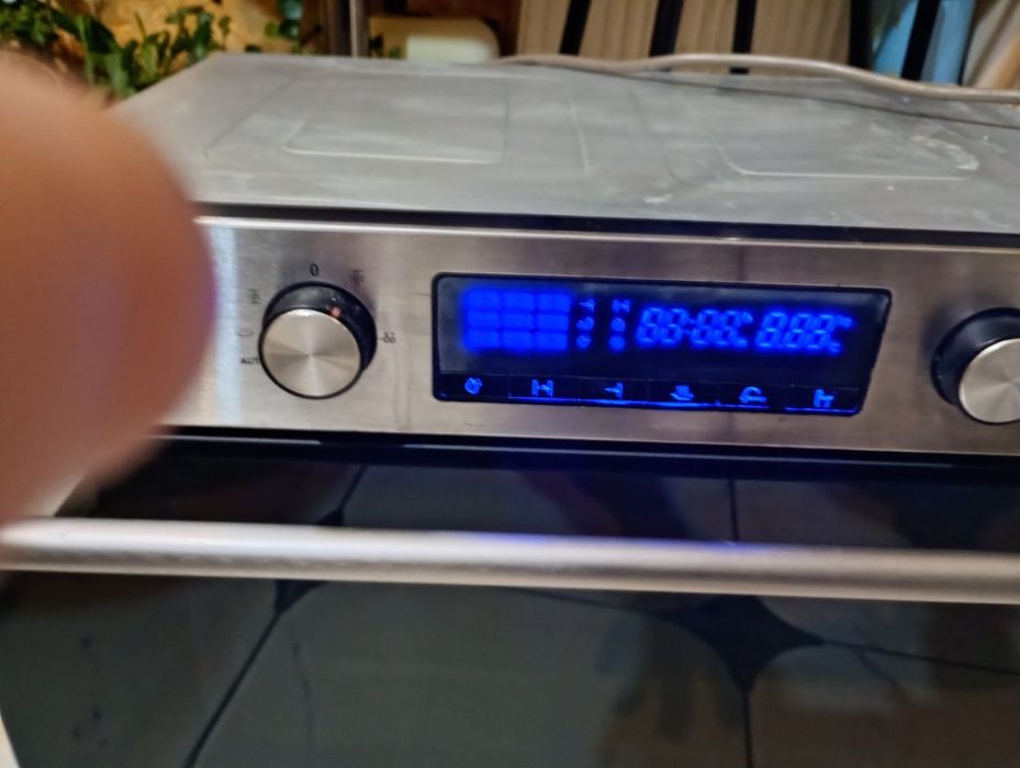 Продам духовку на кухню