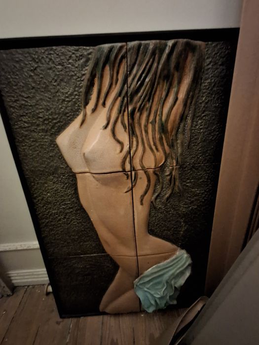 Grande escultura nu feminino