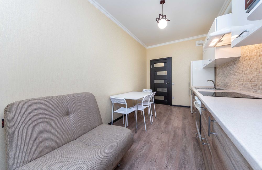 Комфорт і зручність. При відключенні світла - ліфти працюють, вода є.