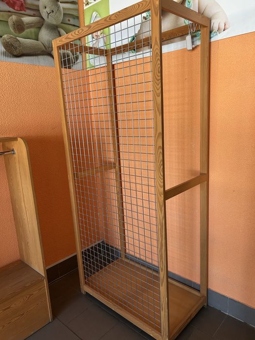 Regał drewniany z kratką