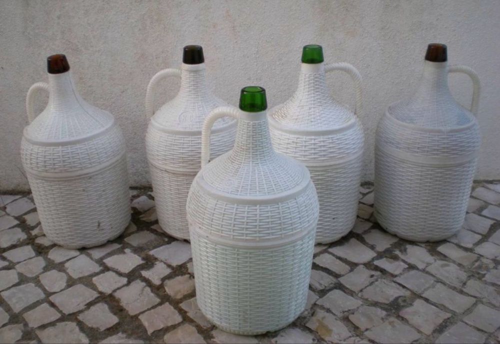 Garrafões de vidro usados