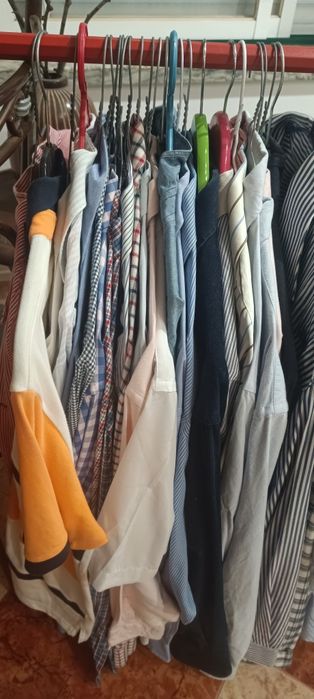 Camisas de vários tamanhos e marcas