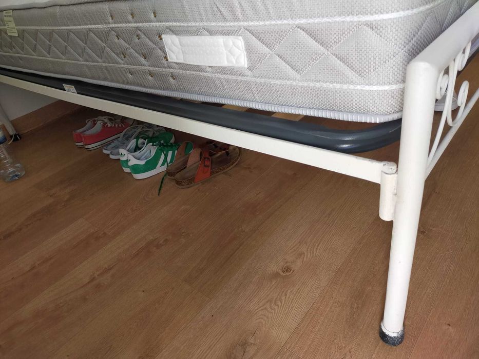Cama de casal de ferro, colchão e estrado metálico