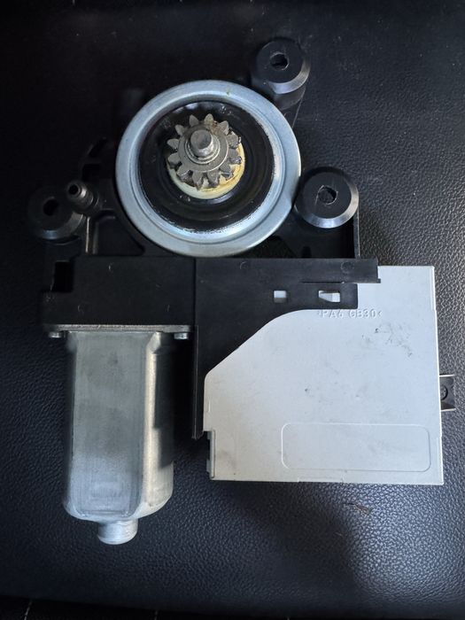 Моторчик склопідіймача правий Ford Kuga