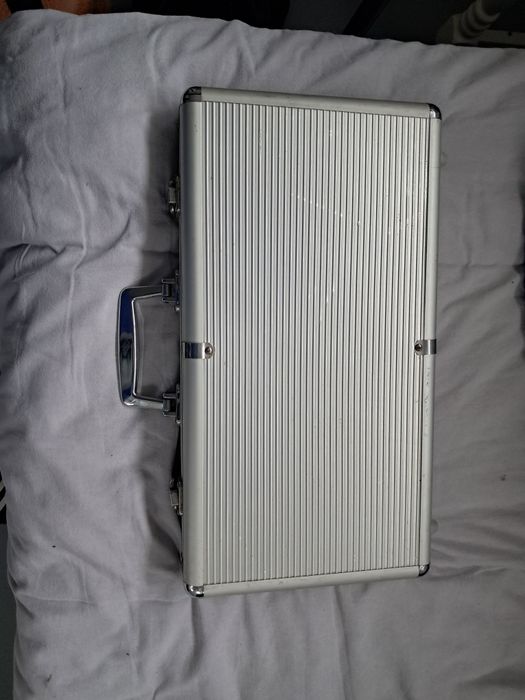 Mala de poker como novo