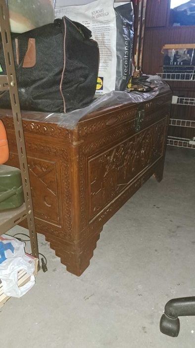 baús com roupa e bordados dentro