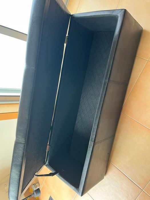 Banqueta em pele com imensa arrumação - 60 €
