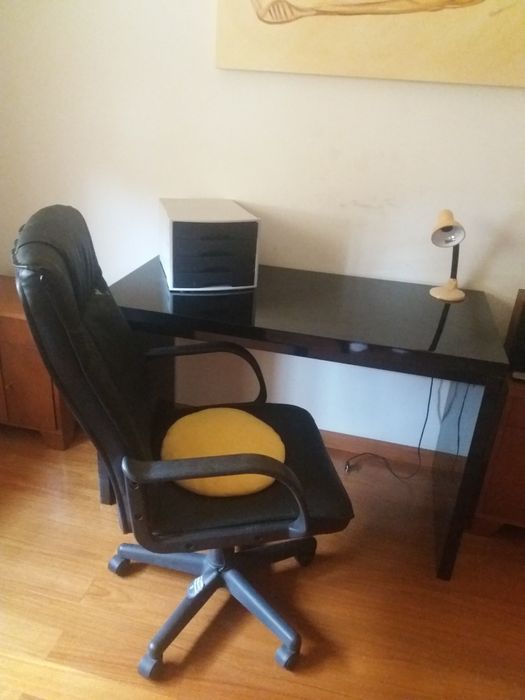 Mesa de escritório com cadeira, mini móvel e candeeiro