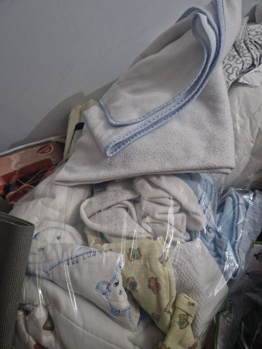 Berço com roupa de cama e mobile.